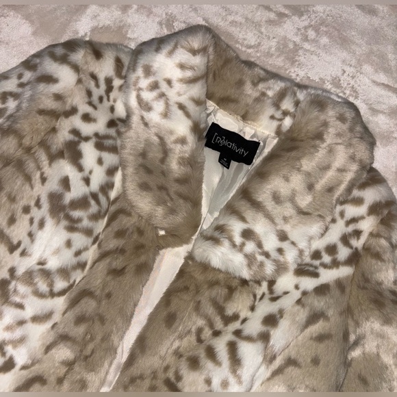 NWOT Relativity Snow Leopard Faux Fur Jacket - Picture 5 of 7